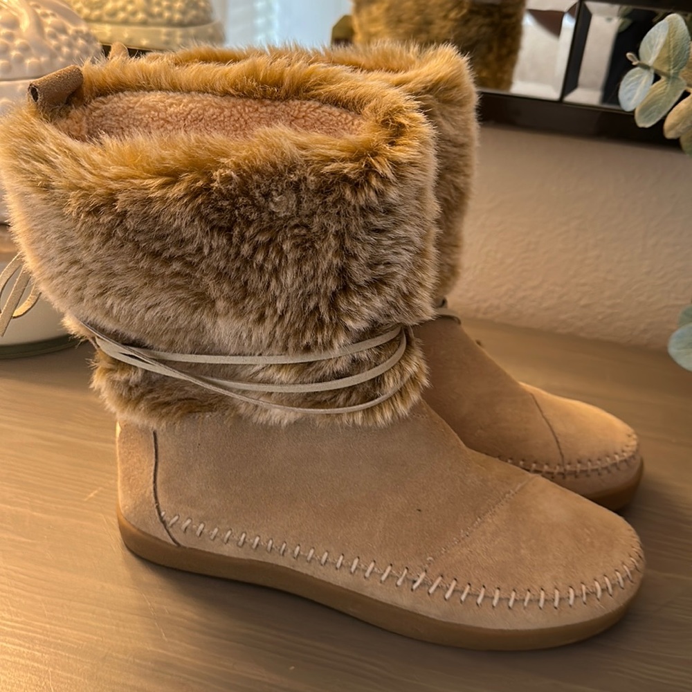 TOMS FURRY BOOTS SZ US WOMEN 9